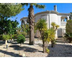 Gran chalet familiar en parcela de 1100 m2 con piscina privada, cocina de verano y jardín.