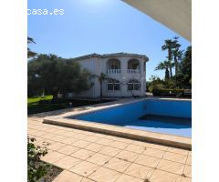 Gran chalet familiar en parcela de 1100 m2 con piscina privada, cocina de verano y jardín.
