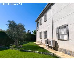 Gran chalet familiar en parcela de 1100 m2 con piscina privada, cocina de verano y jardín.