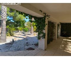 Gran chalet familiar en parcela de 1100 m2 con piscina privada, cocina de verano y jardín.