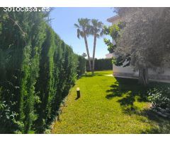 Gran chalet familiar en parcela de 1100 m2 con piscina privada, cocina de verano y jardín.