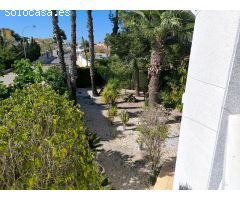 Gran chalet familiar en parcela de 1100 m2 con piscina privada, cocina de verano y jardín.
