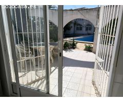 Gran chalet familiar en parcela de 1100 m2 con piscina privada, cocina de verano y jardín.