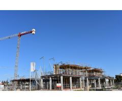 Exclusiva Villa Moderna con Piscina Privada, Jardín y Solárium – Diseño, Confort y Privacidad