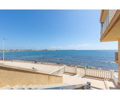 Exclusivo Piso Reformado en Primera Línea de Playa en Torrevieja con Amplia Terraza y Vistas al Mar