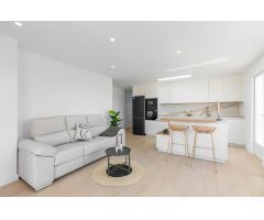 Exclusivo Piso Reformado en Primera Línea de Playa en Torrevieja con Amplia Terraza y Vistas al Mar