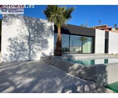 Adosado en el Centro de Alfaz del Pi con Piscina y Jacuzzi