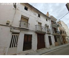 Amplia casa de pueblo