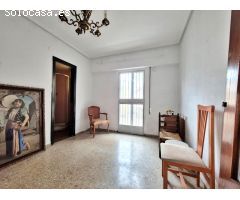 Piso para reformar con garaje en el Botanic, centro de Valencia