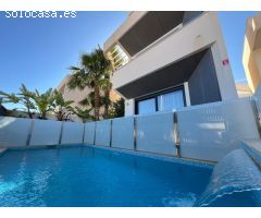 VILLA OBRA NUEVA! 3 DORMITORIOS. 3 BAÑOS. PARCELA 200 M2. PISCINA PROPIA. SOLARIUM. GARAJE.
