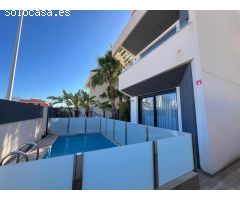VILLA OBRA NUEVA! 3 DORMITORIOS. 3 BAÑOS. PARCELA 200 M2. PISCINA PROPIA. SOLARIUM. GARAJE.