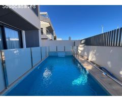 VILLA OBRA NUEVA! 3 DORMITORIOS. 3 BAÑOS. PARCELA 200 M2. PISCINA PROPIA. SOLARIUM. GARAJE.