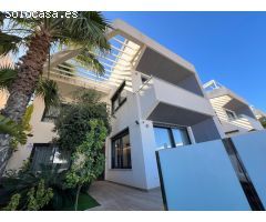 VILLA OBRA NUEVA! 3 DORMITORIOS. 3 BAÑOS. PARCELA 200 M2. PISCINA PROPIA. SOLARIUM. GARAJE.