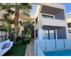 VILLA OBRA NUEVA! 3 DORMITORIOS. 3 BAÑOS. PARCELA 200 M2. PISCINA PROPIA. SOLARIUM. GARAJE.