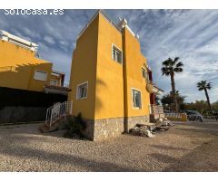 VILLA DE OBRA NUEVA CON 430 M2 DE PARCELA. 117 M2 DE CASA. 3 DORM. 2 BAÑOS. PISCINA. SOLARIUM.