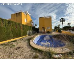 VILLA DE OBRA NUEVA CON 430 M2 DE PARCELA. 117 M2 DE CASA. 3 DORM. 2 BAÑOS. PISCINA. SOLARIUM.