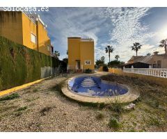 VILLA DE OBRA NUEVA CON 430 M2 DE PARCELA. 117 M2 DE CASA. 3 DORM. 2 BAÑOS. PISCINA. SOLARIUM.