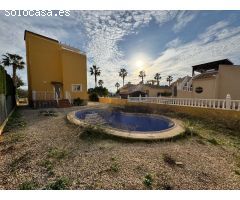 VILLA DE OBRA NUEVA CON 430 M2 DE PARCELA. 117 M2 DE CASA. 3 DORM. 2 BAÑOS. PISCINA. SOLARIUM.