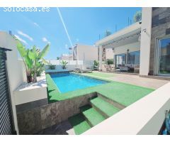 CHALET DE LUJO CON TRES PLANTAS Y PISCINA PROPIA