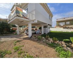 Casa con parcela y parking, a 50 m de la playa.