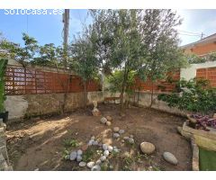 Casa con parcela y parking, a 50 m de la playa.