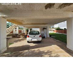 Casa con parcela y parking, a 50 m de la playa.
