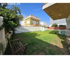 Casa con parcela y parking, a 50 m de la playa.