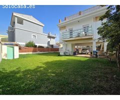 Casa con parcela y parking, a 50 m de la playa.