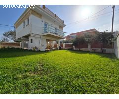 Casa con parcela y parking, a 50 m de la playa.