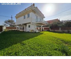 Casa con parcela y parking, a 50 m de la playa.