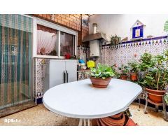 AMPLIA CASA CON PATIO, TERRAZAS Y GARAJE EN VENTA EN TORREROMEU