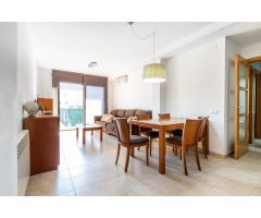 Piso seminuevo con patio de 45m2 plaza de parking, trastero y tercera habitación polivalente.