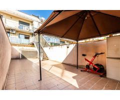 Piso seminuevo con patio de 45m2 plaza de parking, trastero y tercera habitación polivalente.