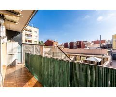Piso seminuevo con patio de 45m2 plaza de parking, trastero y tercera habitación polivalente.