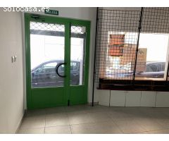 Económico bajo en el centro de Cangas, con todos los servicios y mil posibilidades.