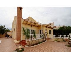 Villa independiente de 4 dormitorios con piscina privada en Playa Flamenca