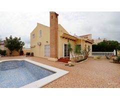 Villa independiente de 4 dormitorios con piscina privada en Playa Flamenca
