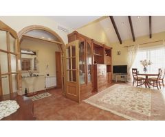 Villa independiente de 4 dormitorios con piscina privada en Playa Flamenca