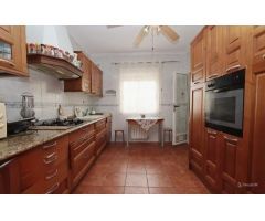 Villa independiente de 4 dormitorios con piscina privada en Playa Flamenca