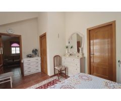 Villa independiente de 4 dormitorios con piscina privada en Playa Flamenca