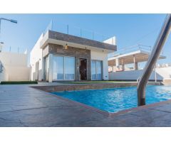 HERMOSA Villa independiente de lujo de 3 dormitorios y 2 baños con PISCINA privada en Villamartín
