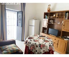 Casa típica andaluza con dos habitaciones dobles y terraza privada — ideal para reformar a tu gusto