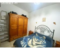 Casa típica andaluza con dos habitaciones dobles y terraza privada — ideal para reformar a tu gusto