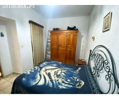 Casa típica andaluza con dos habitaciones dobles y terraza privada — ideal para reformar a tu gusto