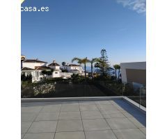 Amplia Villa Adosada en Venta de 4 Dormitorios en Primera Línea con Vistas al Mar