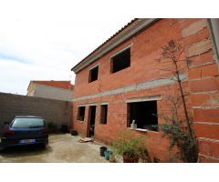 CASA ESQUINERA DE DOS ALTURAS EN MARINES