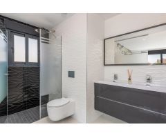 Se vende moderna villa 3 dormitorios 3 baños con parking, piscina privada a 3 minutos de la playa!!!