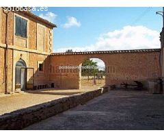 Posesion mallorquina con elementos historicos