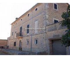 Posesion mallorquina con elementos historicos