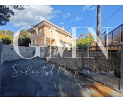 Villa de Diseño Exclusivo con Ascensor, Piscina Panorámica y Espacios Únicos en La Galera Altea
